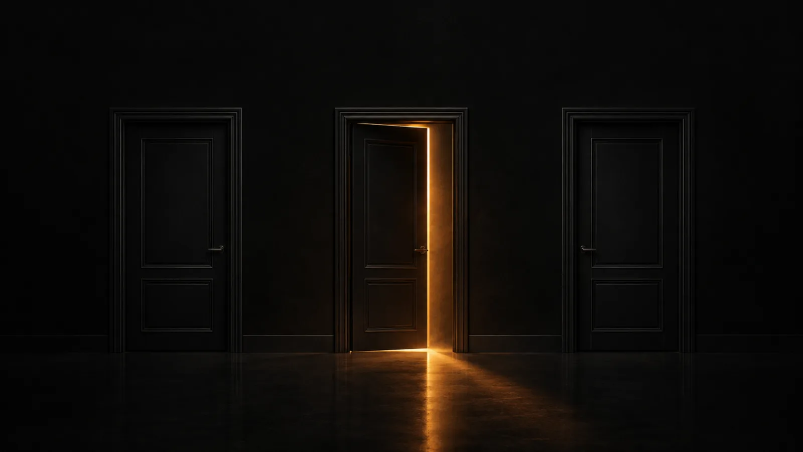 Tres puertas oscuras iguales en una sala tenue; la del centro está entreabierta y deja pasar una línea de luz ámbar.